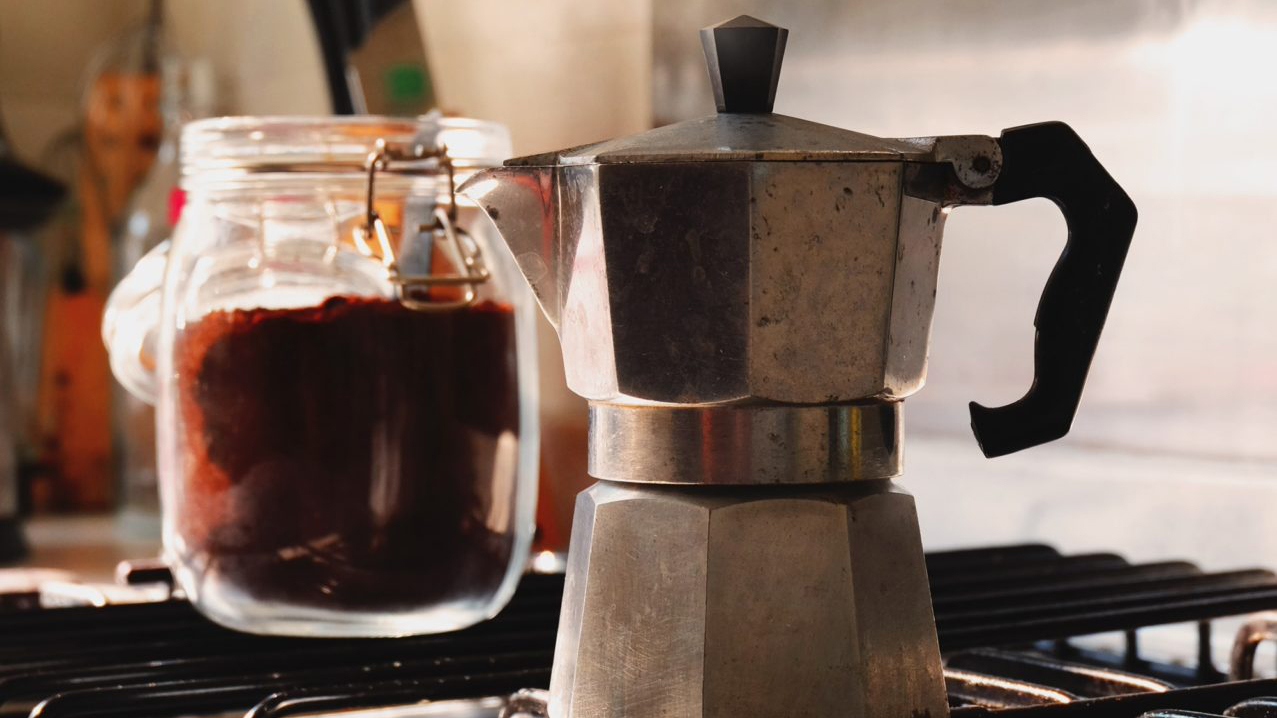 Гейзерная кофеварка как варить кофе на газу. Гейзерная кофеварка Lavazza. Кофе в гейзерной кофеварке. Кофеварка на огне. Кофе из гейзерной кофеварки.